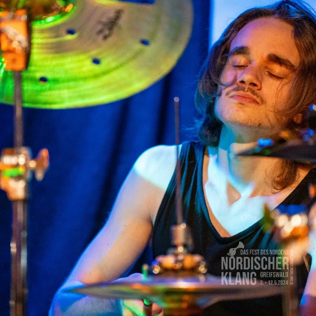 Mit einer Symbiose aus swingenden Tönen und der feinfühligen und gleichzeitig kraftvollen Stimme verzauberte das Maja Mannila Trio am 8.5. das Publikum. Das war eine einmalige Jazznacht voller rhythmischen Variationen und wippender Köpfe!
#nokl24 
<a href="/finnlandinst/">Finnland-Institut</a> <a href="/FinBotschaftDe/">Botschaft von Finnland in Berlin</a>