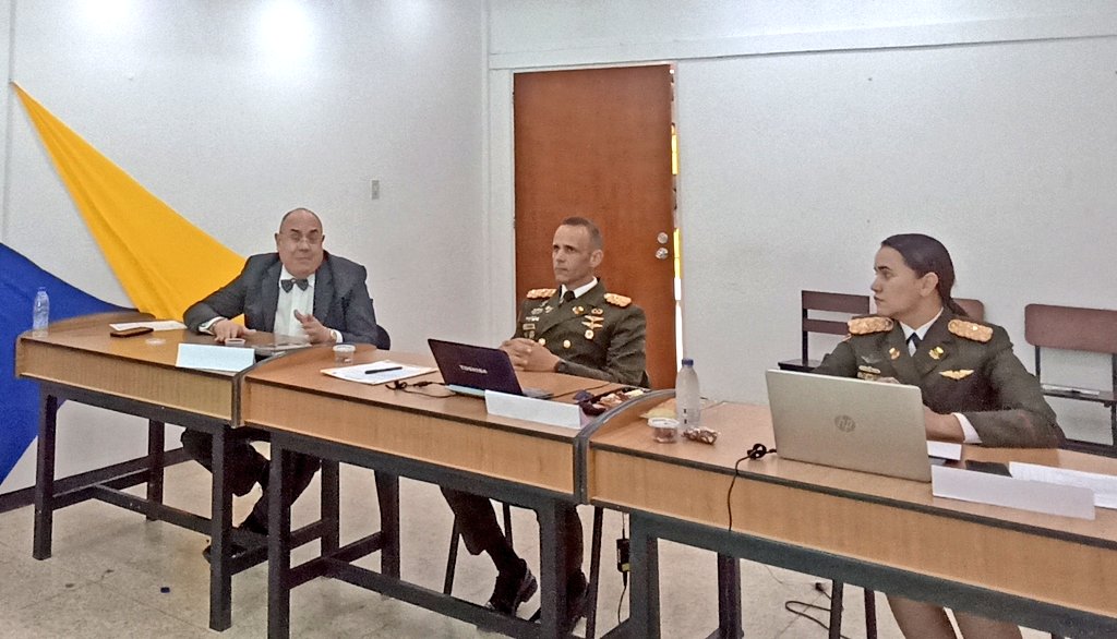 En los espacios de la Escuela de Estudios de Orden Interno de la UMBV, hoy #7Jun se desarrolló la defensa de los trabajos de grado, por parte de nuestros Oficiales aspirantes al Grado Académico de Especialistas en Antiextorsión y Secuestro