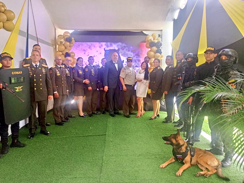 GnbGaranteDePaz's tweet photo. En los espacios de la Escuela de Estudios de Orden Interno de la UMBV, hoy #7Jun se desarrolló la defensa de los trabajos de grado, por parte de nuestros Oficiales aspirantes al Grado Académico de Especialistas en Antiextorsión y Secuestro https://t.co/oP5SH6D70Z