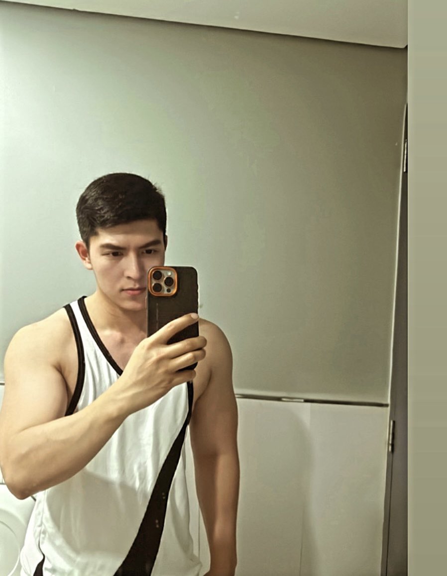 themarkwei's tweet image. Mahiwagang salamin
Ano ba'ng dapat gawin? 🥲🤣