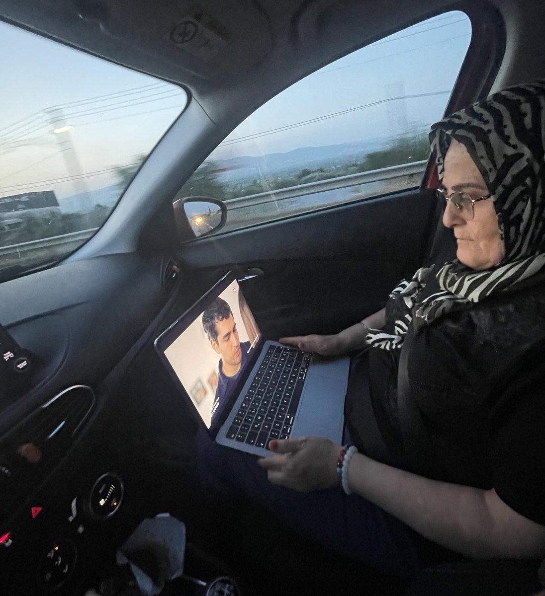 murattfield's tweet photo. annemle izmir’e gidiyoruz.Ama bugün onun fav dizisi sezon finali yapıyor.Annem yolda ‘yalım çapkını’ açabiliyor muyuz burda dedi ve sonuç bu! Annem o çok sevdiği ‘yalım çapkını’ nı kaçırmadan izliyor
#YaliCapkini https://t.co/q3GPQpa19q