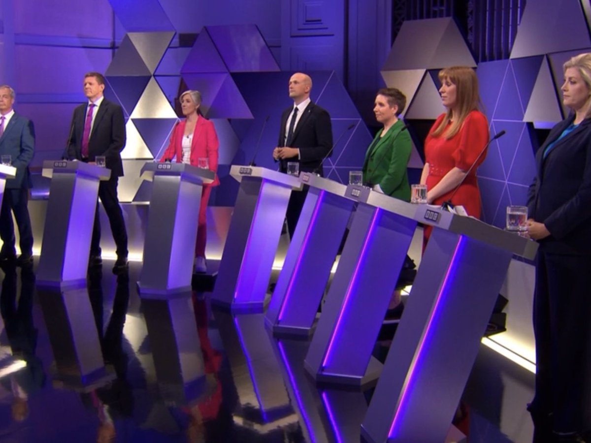r0bwfoster's tweet photo. "Question or nominate?" #BBCDebate #FifteenToOne https://t.co/QkuUqoMrWx