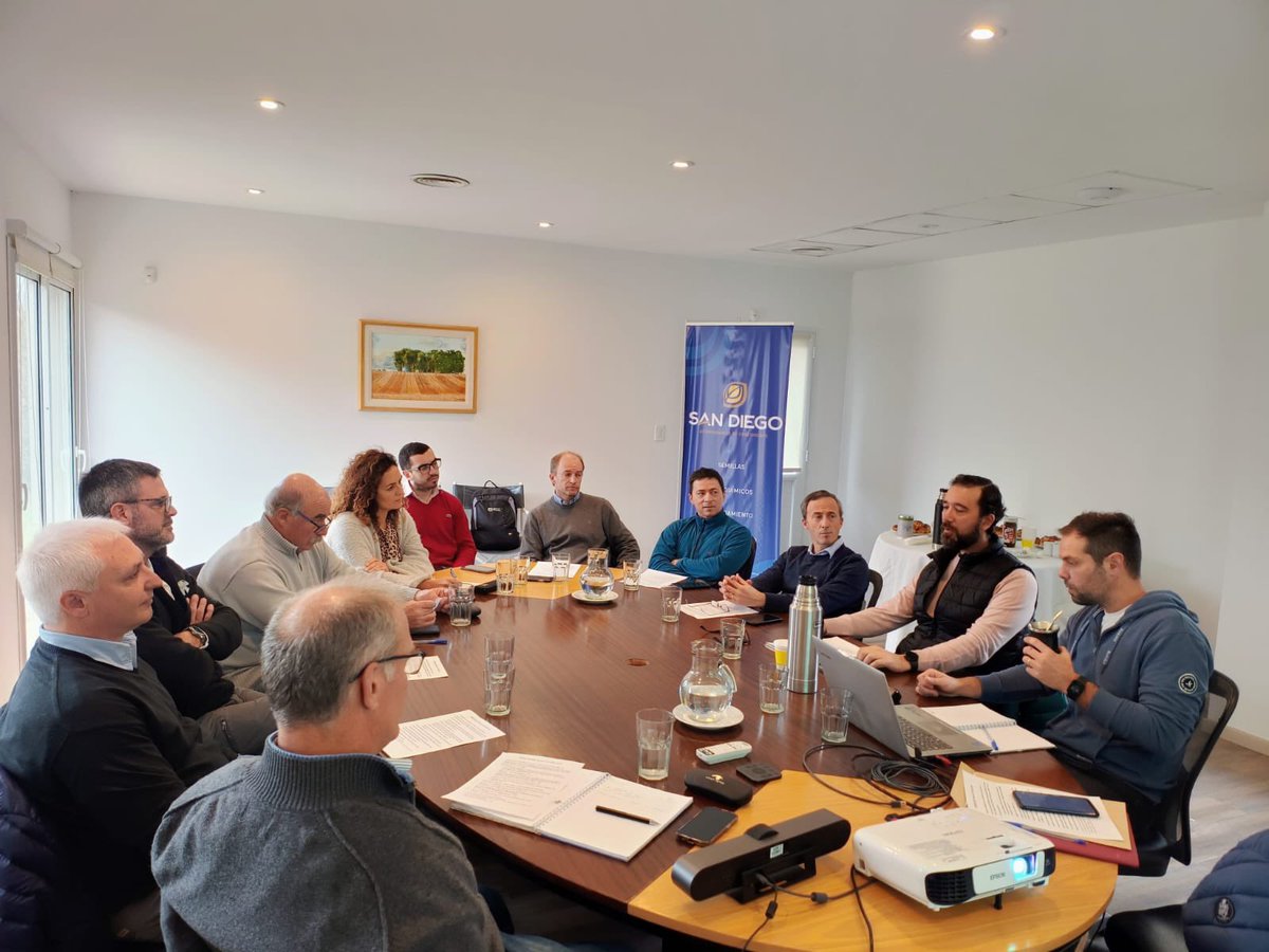 cedasaba's tweet photo. Reunión mensual de nuestra CD en #Azul!

#cedasaba #insumos #agronomias #campo https://t.co/aqPl8NGsLh