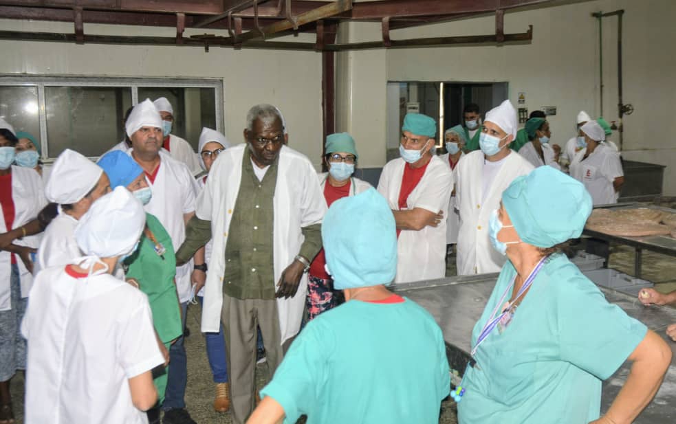 Esteban Lazo, presidente de <a href="/AsambleaCuba/">Asamblea Nacional Cuba</a>🇨🇺, dialogó con el colectivo de la Unidad Empresarial de Base (UEB) Empacadora "Osvaldo Herrera", en el municipio Camajuaní, perteneciente a la Empresa Cárnica de Villa Clara 

#VisitaParlamentariaVC