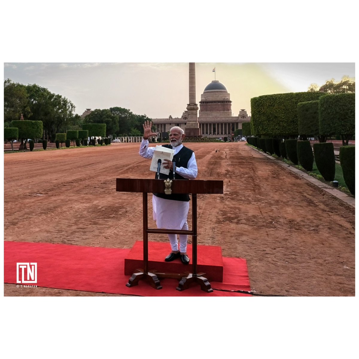 tnarayan288's tweet photo. Prime Minister Narendra Modi displays a letter from the President of India, Draupadi Murmu, inviting him to form the next central government as he meets the media, at the Rashtrapati Bhavan in New Delhi on Friday. © T. NARAYAN
@PMOIndia 
@narendramodi 
@FujifilmXIndia https://t.co/h1v8gkVmhJ