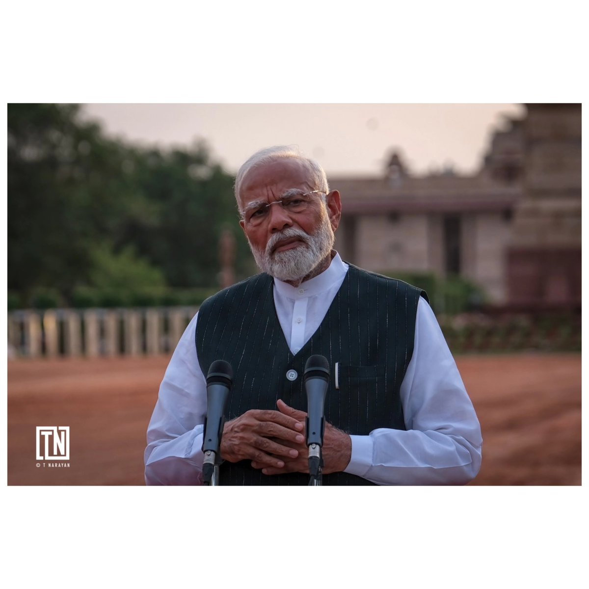tnarayan288's tweet photo. Prime Minister Narendra Modi displays a letter from the President of India, Draupadi Murmu, inviting him to form the next central government as he meets the media, at the Rashtrapati Bhavan in New Delhi on Friday. © T. NARAYAN
@PMOIndia 
@narendramodi 
@FujifilmXIndia https://t.co/h1v8gkVmhJ