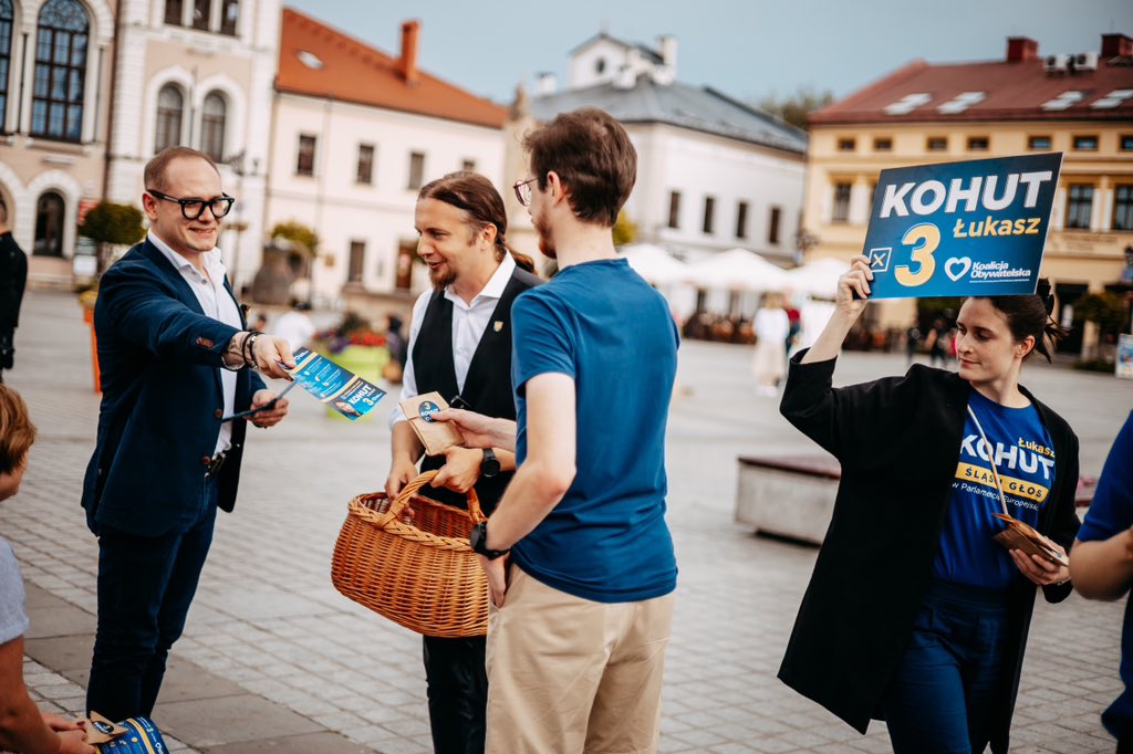 KopiecMaciej's tweet photo. Szanowni Państwo! Mieszkańcy i Mieszkańcy województwa śląskiego! Katowiczanie i Katowiczanki! Zaufało mi prawie 87 tysięcy z Was: wyborców_czyń @__Lewica @K_Obywatelska @TrzeciaDroga_PL oraz partii regionalnych. Proszę Was, zaufajcie w niedzielę @LukaszKohut! Warto! Trzeba! https://t.co/HDUbTKtqFs