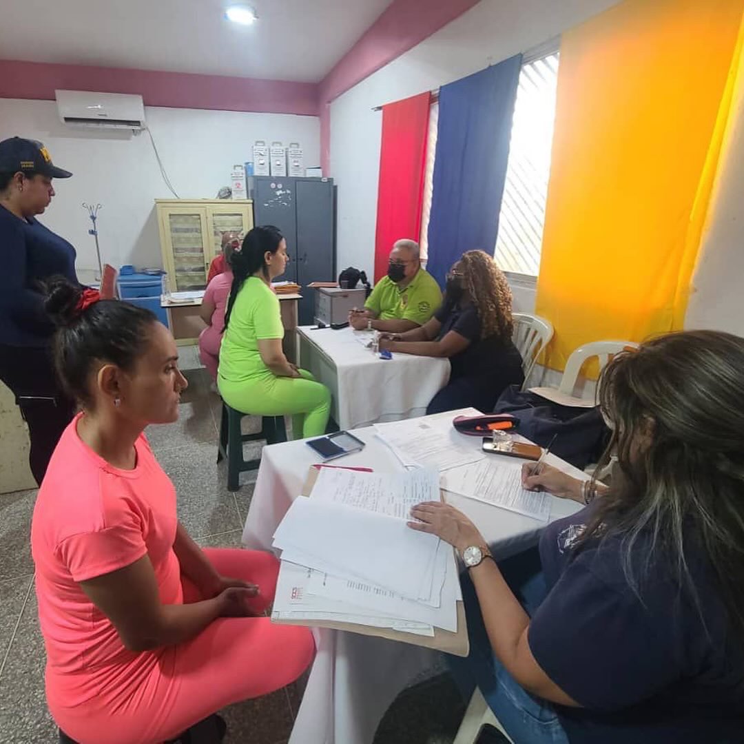 mppsp_vzla's tweet photo. #EsNoticia || Min. VA. @CelsaBautistaO A través de un equipo multidisciplinario del Mppsp desplegado en el estado Zulia, dimos inicio a un abordaje jurídico integral en los Centros de Formación Femenino Ana María Campos I y II. https://t.co/2b3QYmc5D2