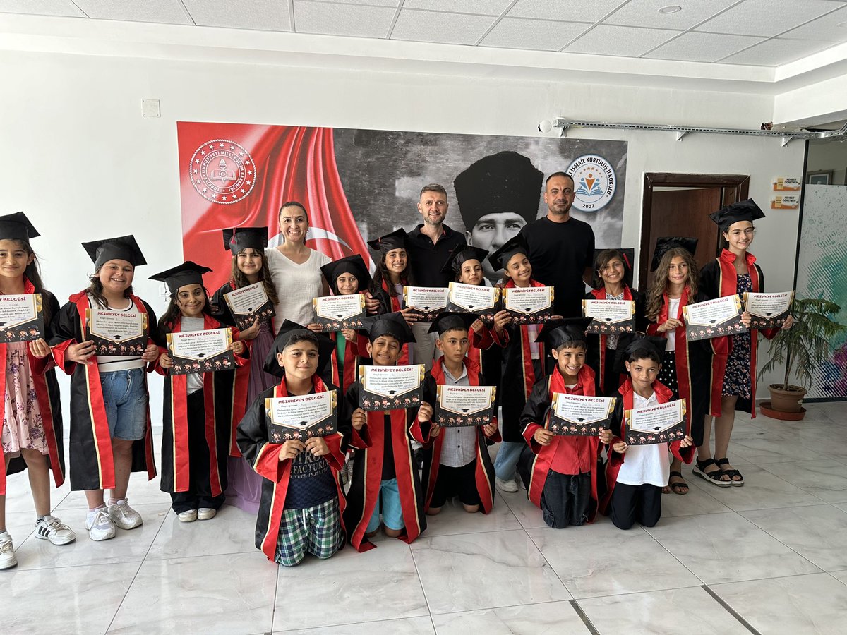Rencuzoglu's tweet photo. İlkokul 4. Sınıf öğrencilerimizi de mezun ettik. Bundan sonraki öğrenim hayatlarında başarılar diliyoruz 🥳🇹🇷🧿

@AkdenizilceMem 
@oftatar 
@me33o_ 
@OzlemPrcn https://t.co/uET9plt850
