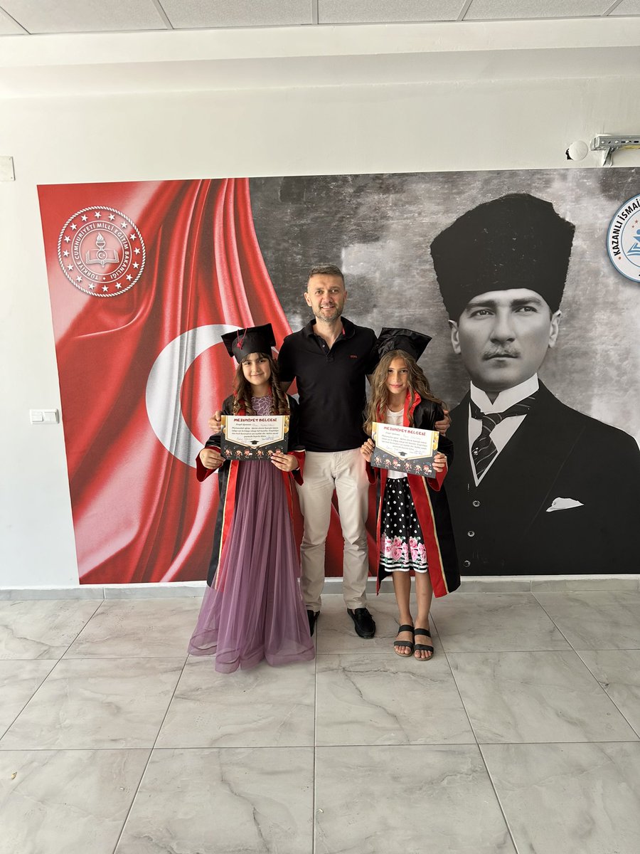 Rencuzoglu's tweet photo. İlkokul 4. Sınıf öğrencilerimizi de mezun ettik. Bundan sonraki öğrenim hayatlarında başarılar diliyoruz 🥳🇹🇷🧿

@AkdenizilceMem 
@oftatar 
@me33o_ 
@OzlemPrcn https://t.co/uET9plt850