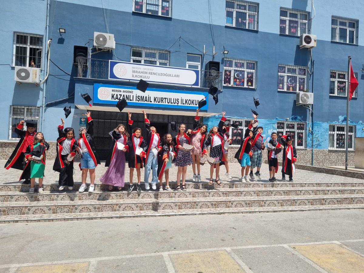 Rencuzoglu's tweet photo. İlkokul 4. Sınıf öğrencilerimizi de mezun ettik. Bundan sonraki öğrenim hayatlarında başarılar diliyoruz 🥳🇹🇷🧿

@AkdenizilceMem 
@oftatar 
@me33o_ 
@OzlemPrcn https://t.co/uET9plt850