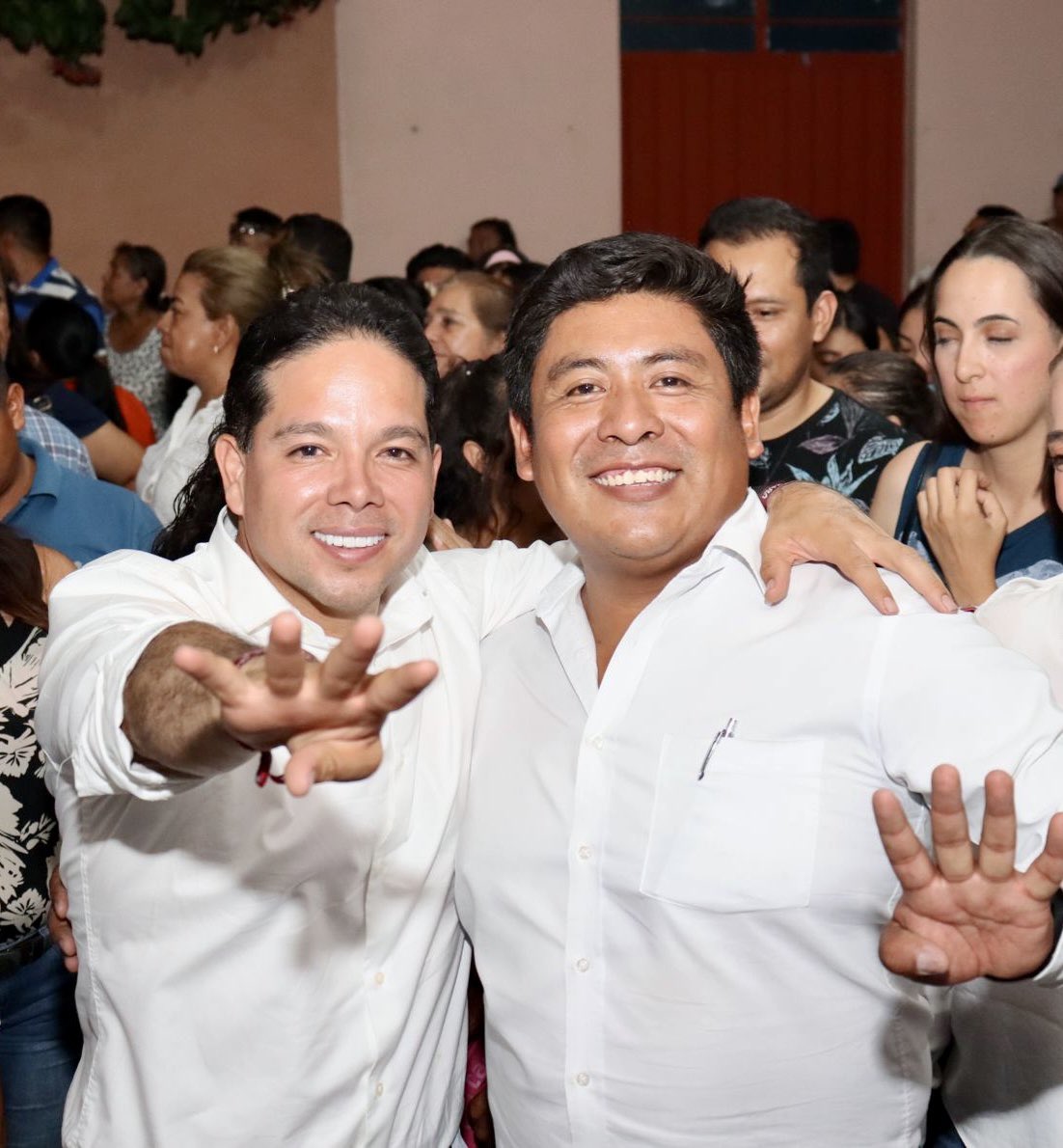 JC_GMarquez's tweet photo. Después del Proceso Electoral Local que se realizó en Santa Lucía del Camino y del recuento de votos en el Consejo Municipal Electoral donde resultamos de nueva cuenta con el número más alto de votos. Recibí la constancia de mayoría que me acredita como presidente municipal electo de Santa Lucía del Camino.

Agradezco el apoyo de los más de 10,800  votantes que confían en la construcción del 2do piso de la #4taTransformación. Continuaremos gobernando para todas y todos y así tener bienestar en nuestras familias.

¡Muchas gracias!