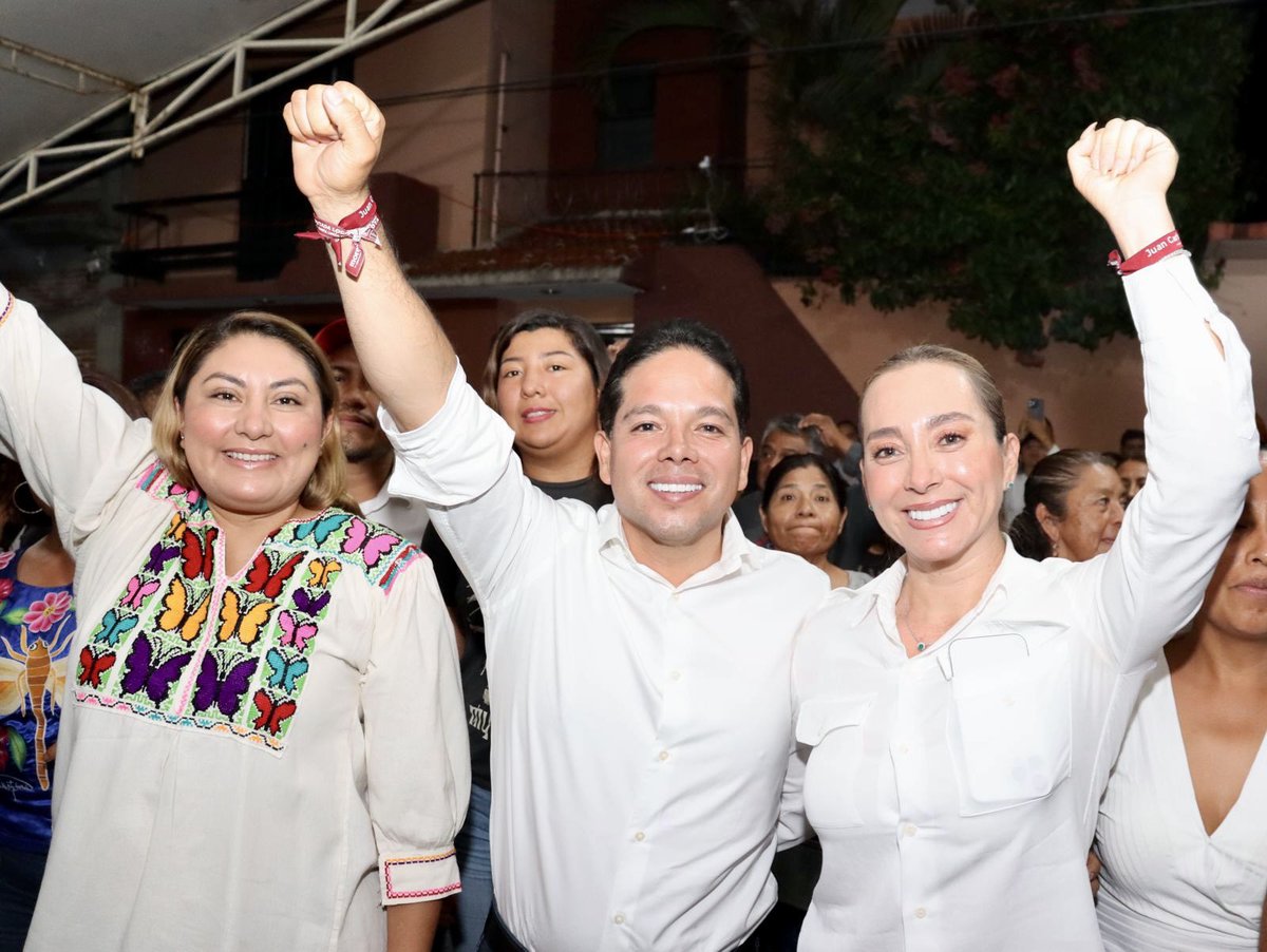 JC_GMarquez's tweet photo. Después del Proceso Electoral Local que se realizó en Santa Lucía del Camino y del recuento de votos en el Consejo Municipal Electoral donde resultamos de nueva cuenta con el número más alto de votos. Recibí la constancia de mayoría que me acredita como presidente municipal electo de Santa Lucía del Camino.

Agradezco el apoyo de los más de 10,800  votantes que confían en la construcción del 2do piso de la #4taTransformación. Continuaremos gobernando para todas y todos y así tener bienestar en nuestras familias.

¡Muchas gracias!
