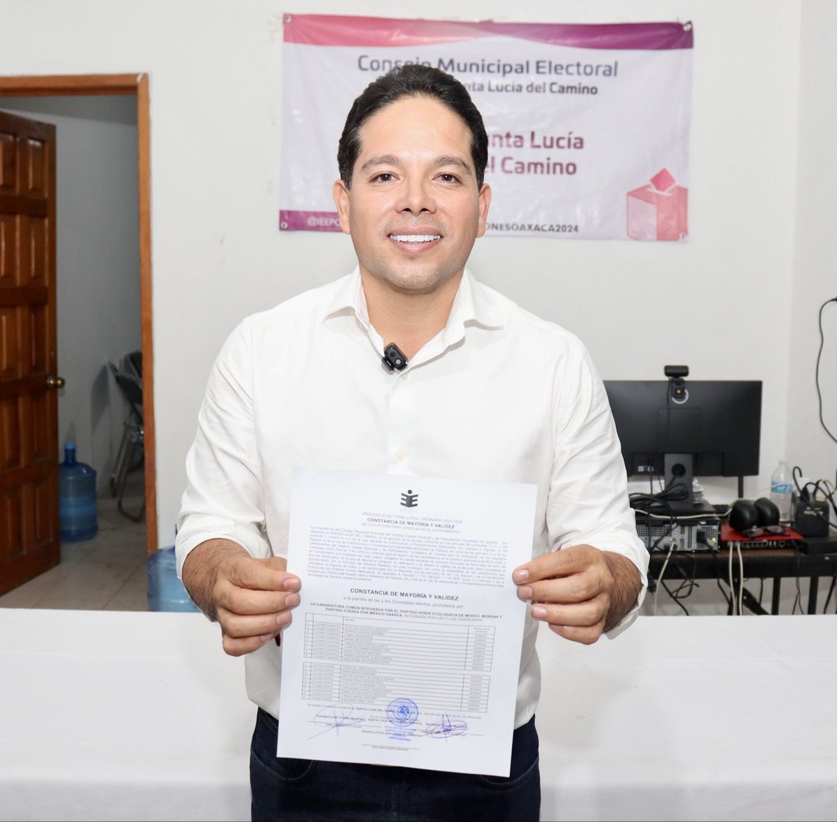 JC_GMarquez's tweet photo. Después del Proceso Electoral Local que se realizó en Santa Lucía del Camino y del recuento de votos en el Consejo Municipal Electoral donde resultamos de nueva cuenta con el número más alto de votos. Recibí la constancia de mayoría que me acredita como presidente municipal electo de Santa Lucía del Camino.

Agradezco el apoyo de los más de 10,800  votantes que confían en la construcción del 2do piso de la #4taTransformación. Continuaremos gobernando para todas y todos y así tener bienestar en nuestras familias.

¡Muchas gracias!