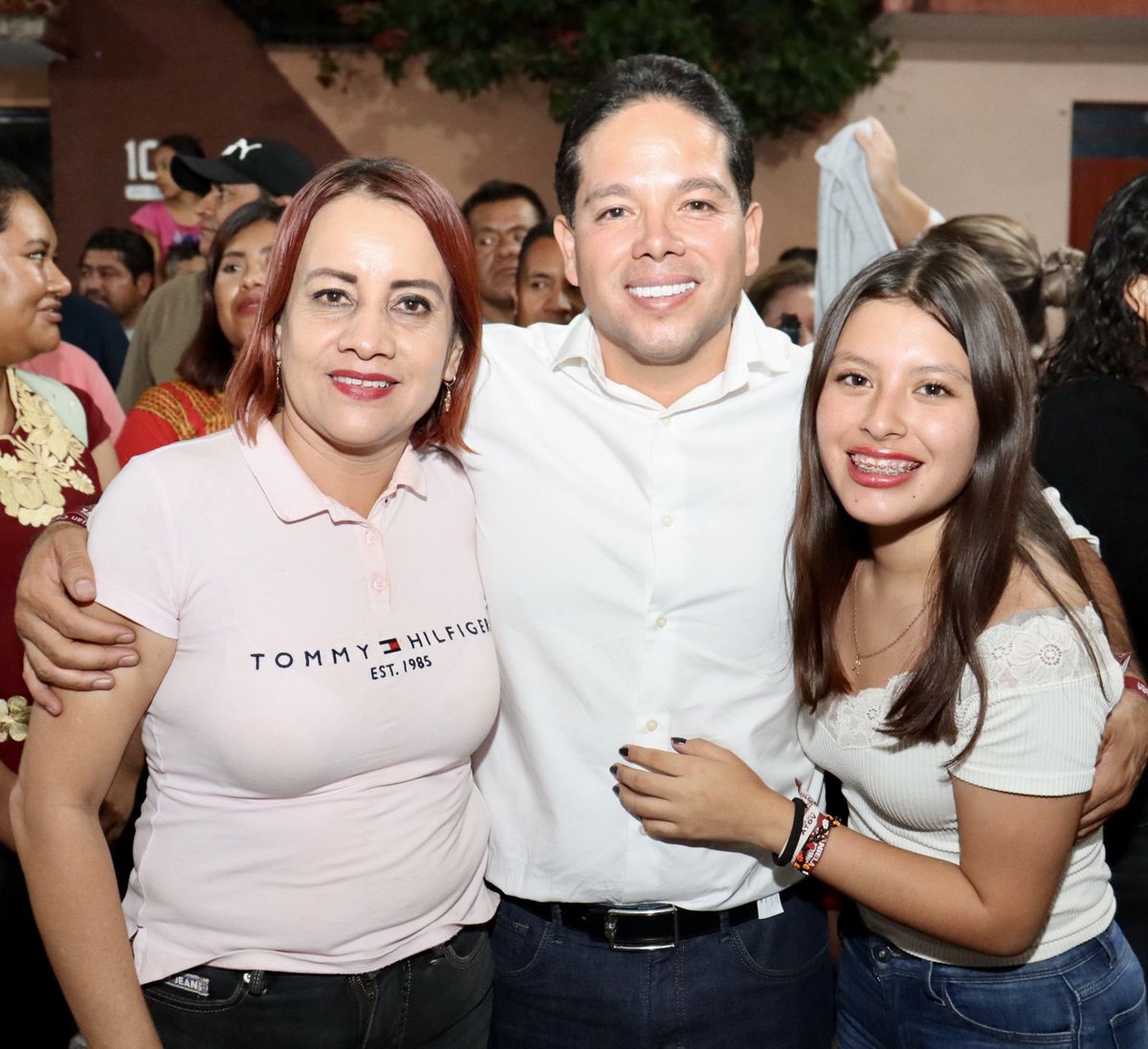 JC_GMarquez's tweet photo. Después del Proceso Electoral Local que se realizó en Santa Lucía del Camino y del recuento de votos en el Consejo Municipal Electoral donde resultamos de nueva cuenta con el número más alto de votos. Recibí la constancia de mayoría que me acredita como presidente municipal electo de Santa Lucía del Camino.

Agradezco el apoyo de los más de 10,800  votantes que confían en la construcción del 2do piso de la #4taTransformación. Continuaremos gobernando para todas y todos y así tener bienestar en nuestras familias.

¡Muchas gracias!