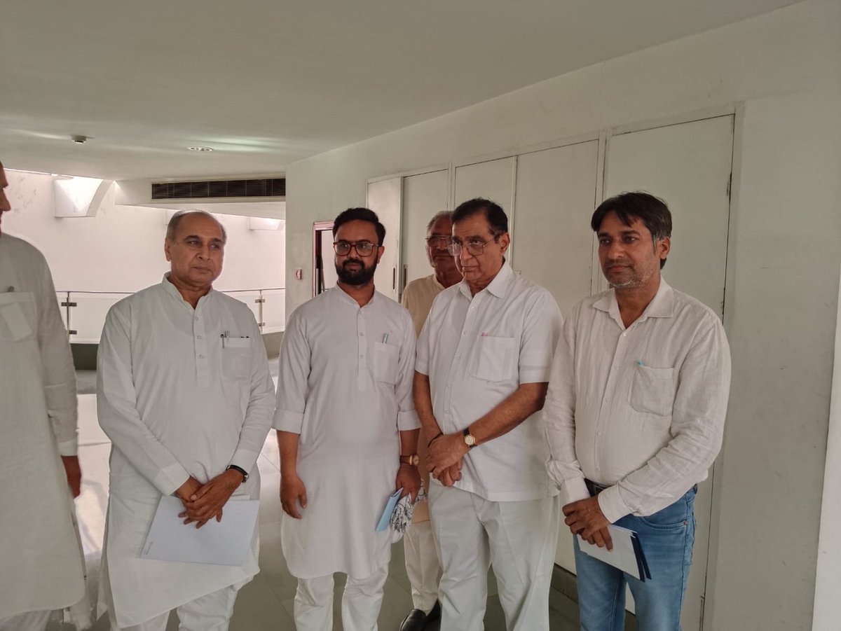 Chander00274022's tweet photo. आज हरियाणा प्रदेश कांग्रेस की मैनिफेस्टो कमिटी की मीटिंग राज्य प्रभारी श्री दीपक बाबरिया जी की अध्यक्षता में संपन्न हुई।#Deepakbabaria #bhupandersinghhooda #Udaibhan #deepanderhooda #jaiparkashjp #HaryanaCongress #Indiannationalcongress https://t.co/rxfGa31OAE