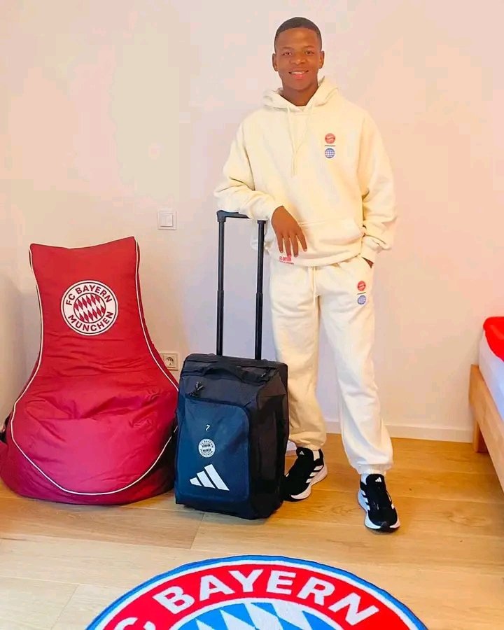 This is Aphiwe Buthelezi a 17year old player from  AmaZulu FC. He is off to train with Bayern Munich.

Let's wish Aphiwe...good luck and to fly our Flag High and Higher.

🇿🇦✈️🇩🇪