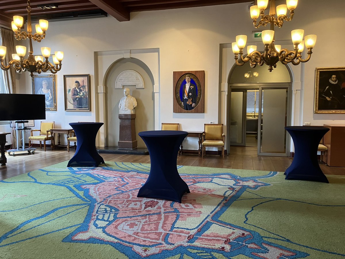 EikoSmid's tweet photo. Een hartelijk en collegiaal gesprek met buur-burgemeester @JackMikkers @shertogenbosch in zijn historische stadhuis op de Markt. We werken constructief samen in de ruimtelijk economische regio #RNOB @RNOB_regio en de @VRBrabantNoord. https://t.co/AzbcJlgNVb