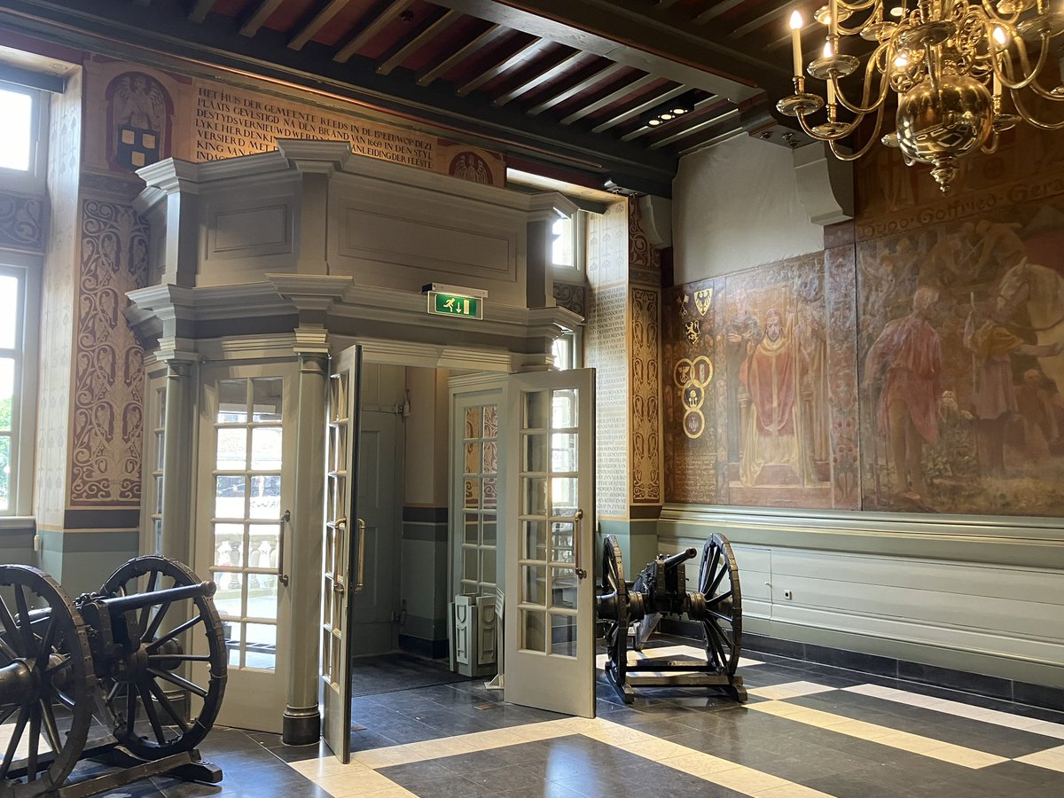 EikoSmid's tweet photo. Een hartelijk en collegiaal gesprek met buur-burgemeester @JackMikkers @shertogenbosch in zijn historische stadhuis op de Markt. We werken constructief samen in de ruimtelijk economische regio #RNOB @RNOB_regio en de @VRBrabantNoord. https://t.co/AzbcJlgNVb