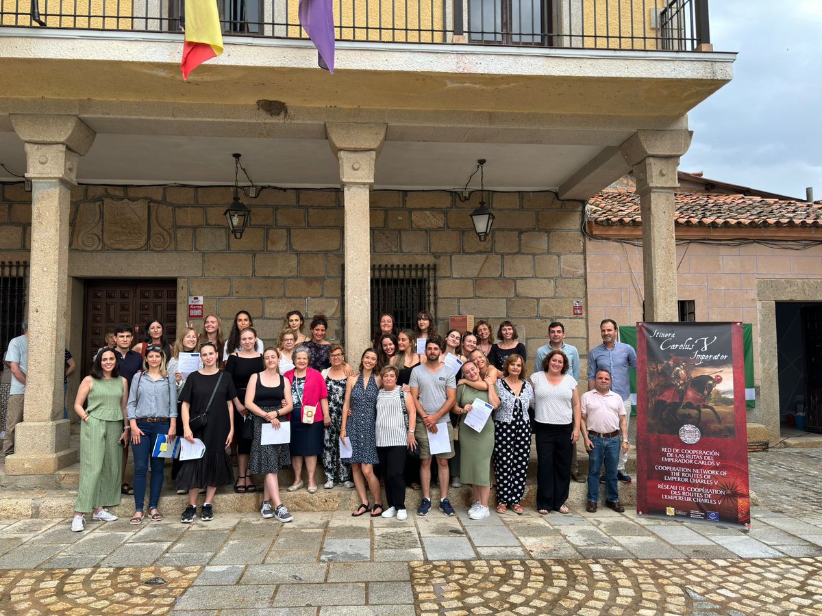 Ceremonia de clausura del curso 4ª #Erasmus+, KA1: Horse4Growth: turismo ecuestre y cultural, una nueva oportunidad en La Vera 💚🤍🖤 Entrega de diplomas a los participantes a cargo de <a href="/Samuelcc86/">Samuel Martin 🌹🌹</a> y <a href="/HegaJoma/">José María Hernández</a>, miembros de nuestra red de rutas 💪

#ItineraCarolusV