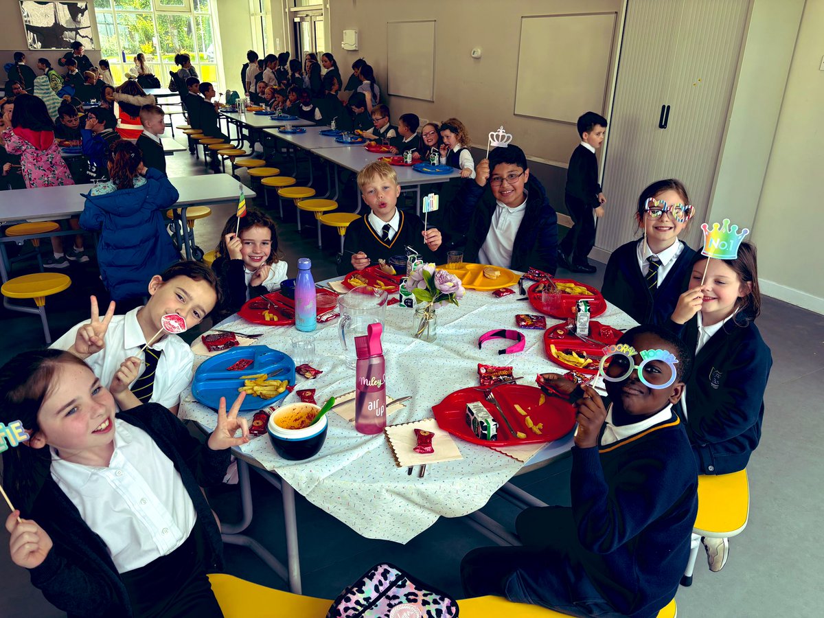 Gourockpr's tweet photo. Fun at the 🎈Fancy Lunch 🎈today - these children have demonstrated good manners, kindness and respect in the lunch hall…. Thank you! 🍴@MissDochertyGPs @MissTodd_GPS @GPS_primary 🎉 #silverservice 🪩 https://t.co/ClJiJ247lH