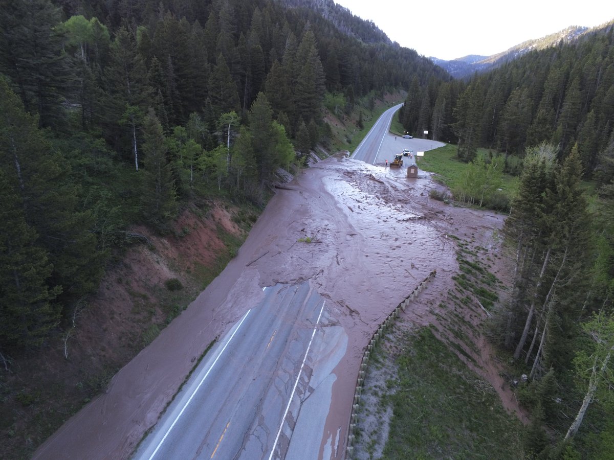 dfilpulaankney's tweet photo. BREAKING: Teton Pass closed due to a mudslide with no schedule of reopening as of 11 a.m. WYDOT crews have been working to clear debris since early this morning.

“I don’t think we’re going to get it opened today for people to get home,”  WYDOT engineer Bob Hammond said. https://t.co/b6kWdTqJP0