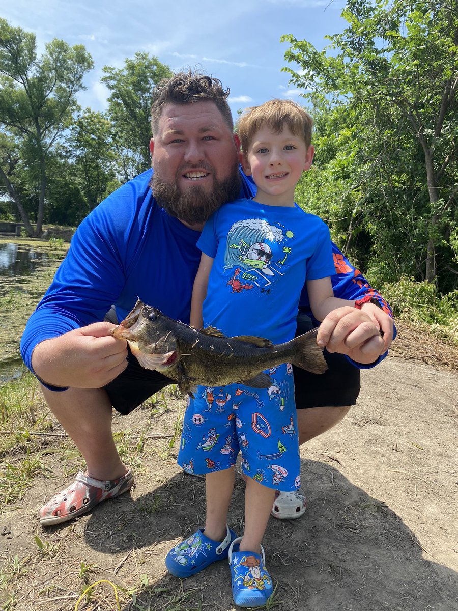CoachSmith918's tweet photo. Took my lil man fishing for the first time and on his first cast he caught a smallmouth that was 15.5 inches and 1.76 pounds! Future #Bassmaster #FirstFish https://t.co/GuLcsRbZS0