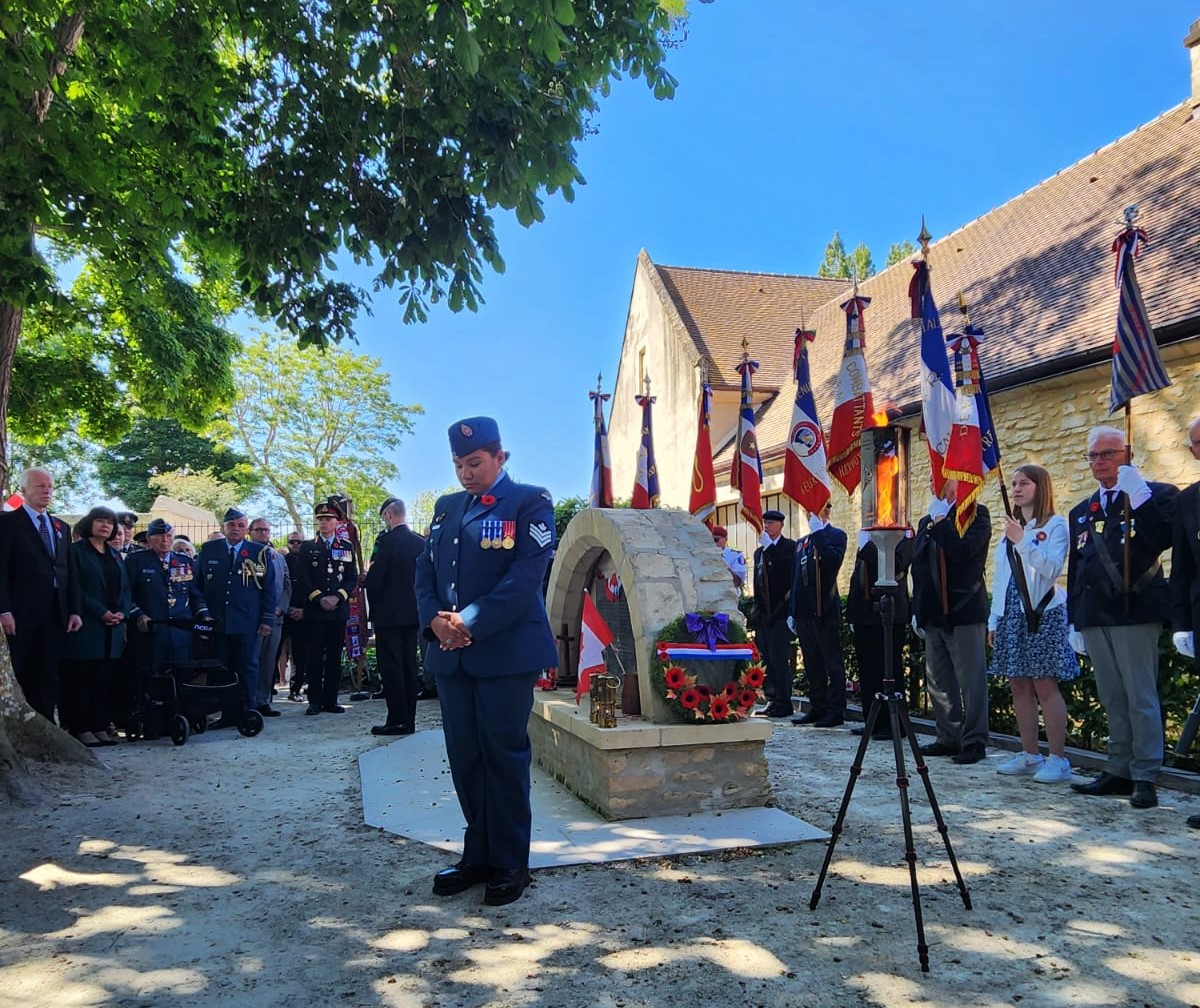 HonStephaneDion's tweet photo. Nous concluons le #JourJ80 avec la cérémonie de la @CBFFCCB à l'#AbbayedArdenne, rendant hommage aux 156 prisonniers de guerre canadiens 🇨🇦 exécutés dans les jours et semaines suivant le #Débarquement. En présence de @GinettePT, nous honorons leur sacrifice. https://t.co/epCQR6hsC5