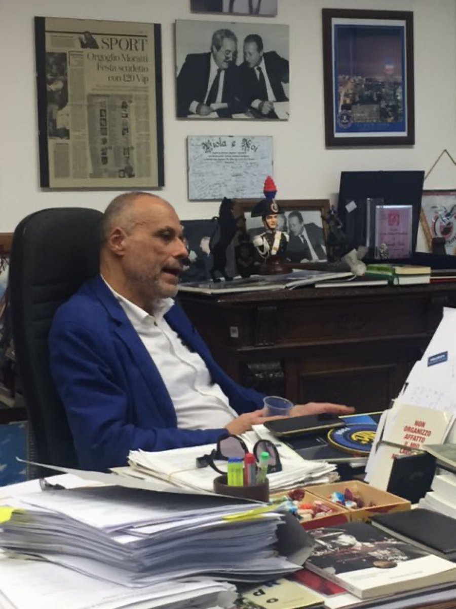 CalcioCalo's tweet photo. La justice italienne a lancé une enquête concernant les plus-values fictives et les comptes vérolés de l'#Inter.
Le procureur impartial chargé de l'enquête est Marcello Viola.
Regardez son tapis de souris.. https://t.co/qAdcos9fxv