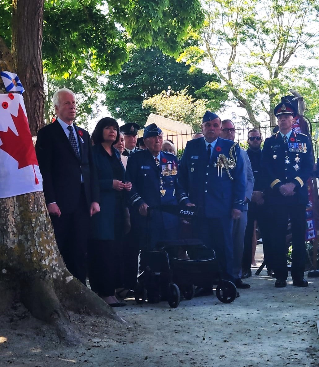 HonStephaneDion's tweet photo. Nous concluons le #JourJ80 avec la cérémonie de la @CBFFCCB à l'#AbbayedArdenne, rendant hommage aux 156 prisonniers de guerre canadiens 🇨🇦 exécutés dans les jours et semaines suivant le #Débarquement. En présence de @GinettePT, nous honorons leur sacrifice. https://t.co/epCQR6hsC5