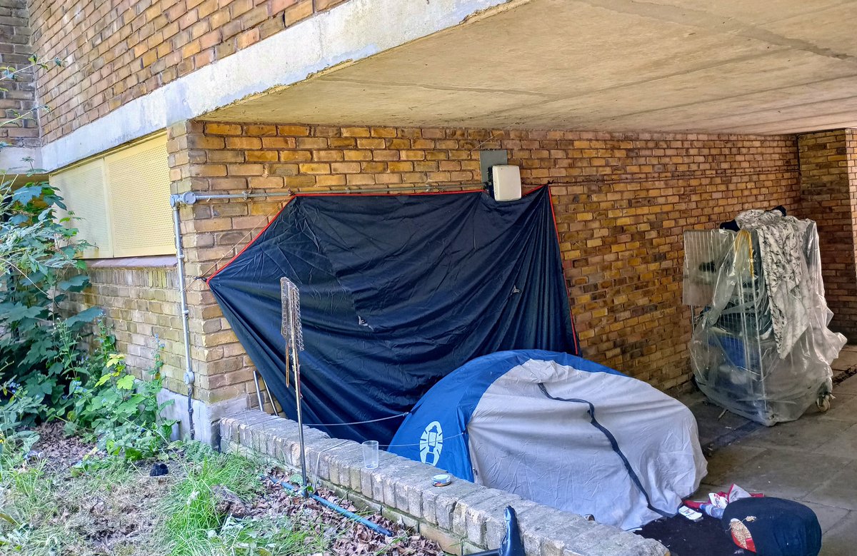 gamecounsel's tweet photo. A man has set up camp next to an empty, boarded up home. #Cressingham @Shelter @BellRibeiroAddy @pete556 @Kwajotweneboa https://t.co/smK7ZcEbk6