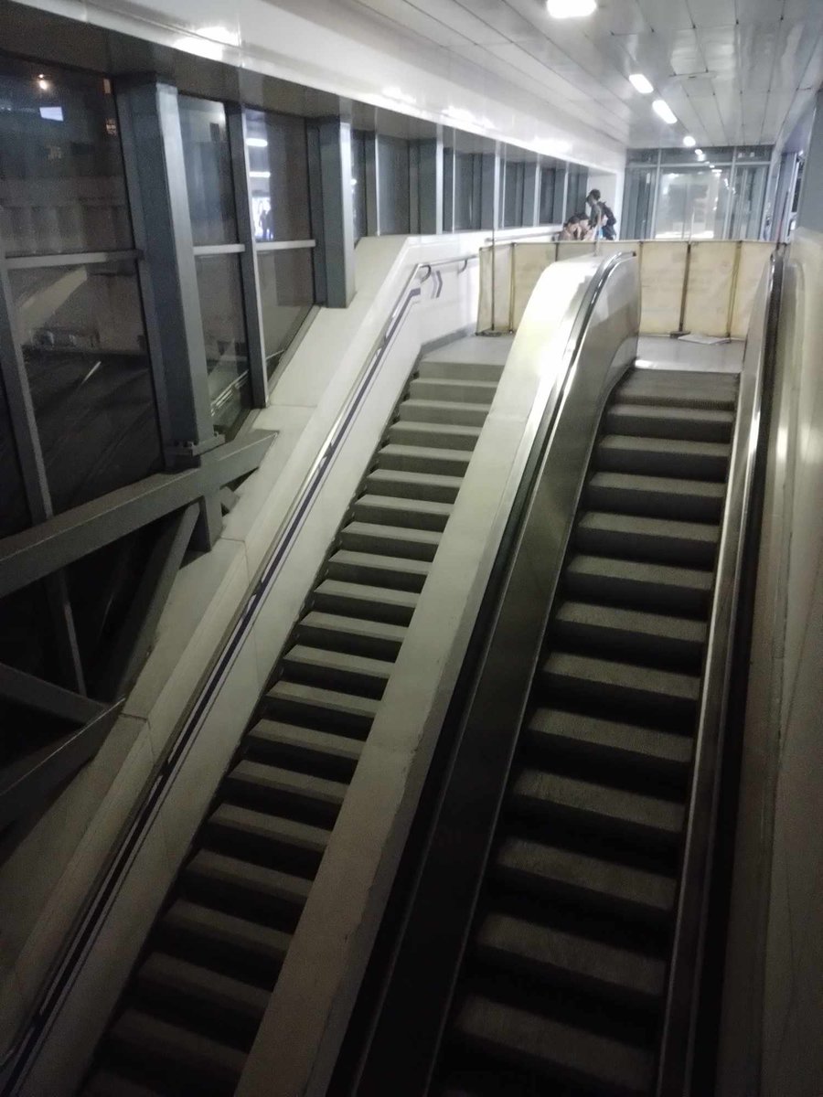 reikazutiro's tweet photo. being the only passenger left on the last train felt like a dream https://t.co/ebt3FxDOSE