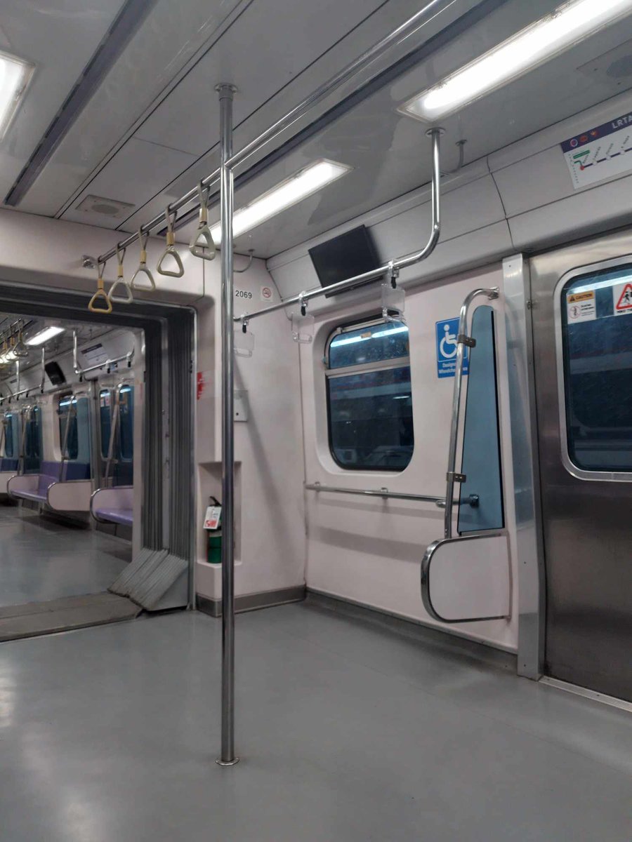reikazutiro's tweet photo. being the only passenger left on the last train felt like a dream https://t.co/ebt3FxDOSE