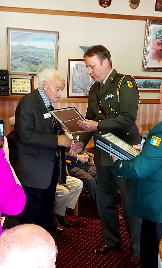 28infantry's tweet photo. 28 Inf Bn were delighted to host #IUNVA, and to facilitate their awarding of certificates to #ONUC Vets, to mark 60 years since the termination of the mission in Congo. OC 28 Bn was honoured to award the certs to each of the vets, on behalf of #IUNVA. #service #peace #bemore https://t.co/JxAVzeAkC8