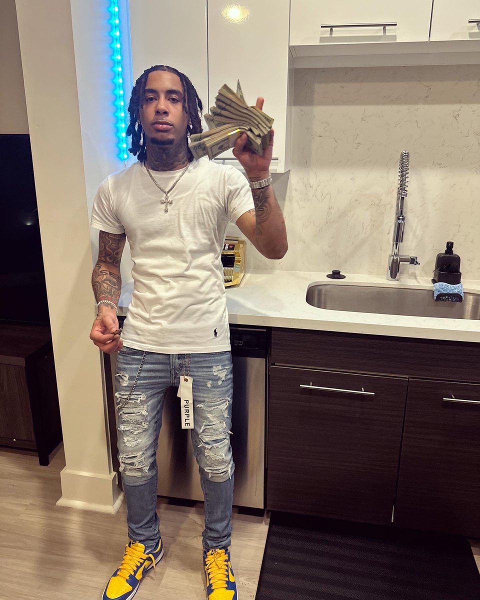Turooo__'s tweet photo. tryna keep 🆙 &amp; they barely maintaining 🏦 #TrapMotivation 🏚️ https://t.co/X45g3PX38W