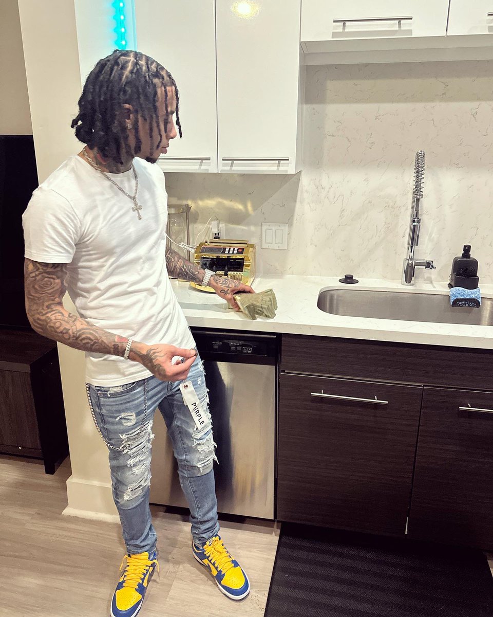 Turooo__'s tweet photo. tryna keep 🆙 &amp; they barely maintaining 🏦 #TrapMotivation 🏚️ https://t.co/X45g3PX38W