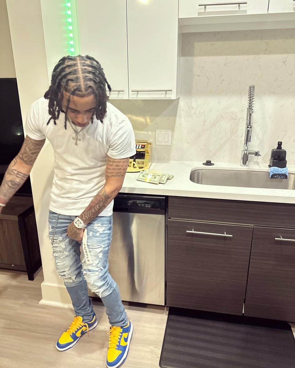 Turooo__'s tweet photo. tryna keep 🆙 &amp; they barely maintaining 🏦 #TrapMotivation 🏚️ https://t.co/X45g3PX38W