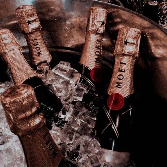 bostonsenuma's tweet photo. 🐍— Para finalizar el ciclo escolar y a modo de despedida a la líder de la fraternidad 𝐃𝐞𝐯𝐢𝐤𝐚 𝐒𝐚𝐞𝐥𝐢𝐦, Senuma ofrece una cena para todos sus miembros, deseando que disfruten sus vacaciones. https://t.co/VfMNgilFLN