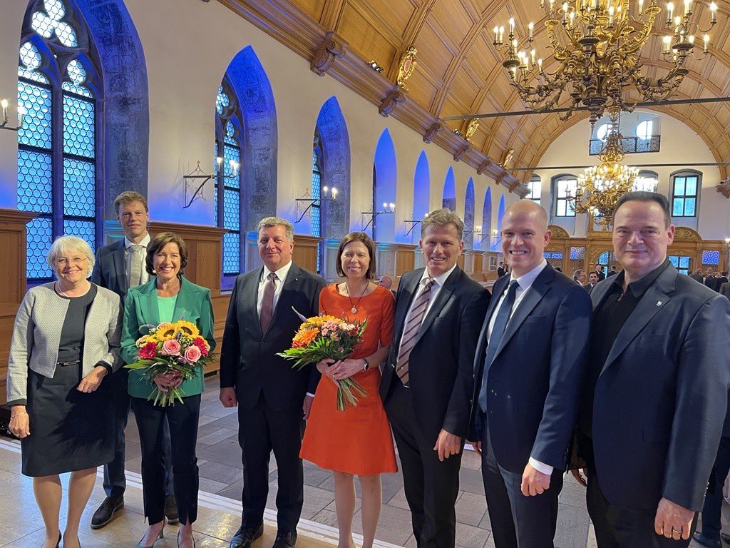 VdWBayern's tweet photo. 115 Jahre Wohnungswirtschaft Bayern: @BauenBewegen ehrt @VdWBayern mit #Staatsempfang  in Nürnberg. 1909 von Mitgliedsunternehmen gegründet steht der Verband für soziales Wohnen im #Freistaat. Das Ziel ist das selbe: Bezahlbare Wohnungen bauen und Druck am Wohnungsmarkt lindern https://t.co/6YjwgeScKI