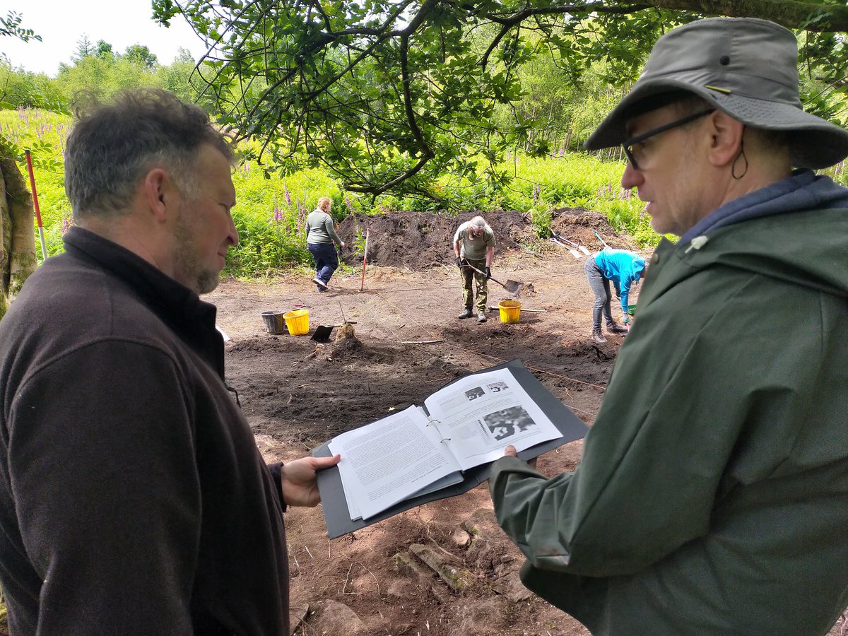 It's a privilege listening to these two discuss archaeology. Mark Lewis from Amgueddfa Cymru and Will Davies from Cadw comparing the trench to the geophysics results. #amgueddfacymru #cadw #churchillarchaeology #monmouthshire #archaeology