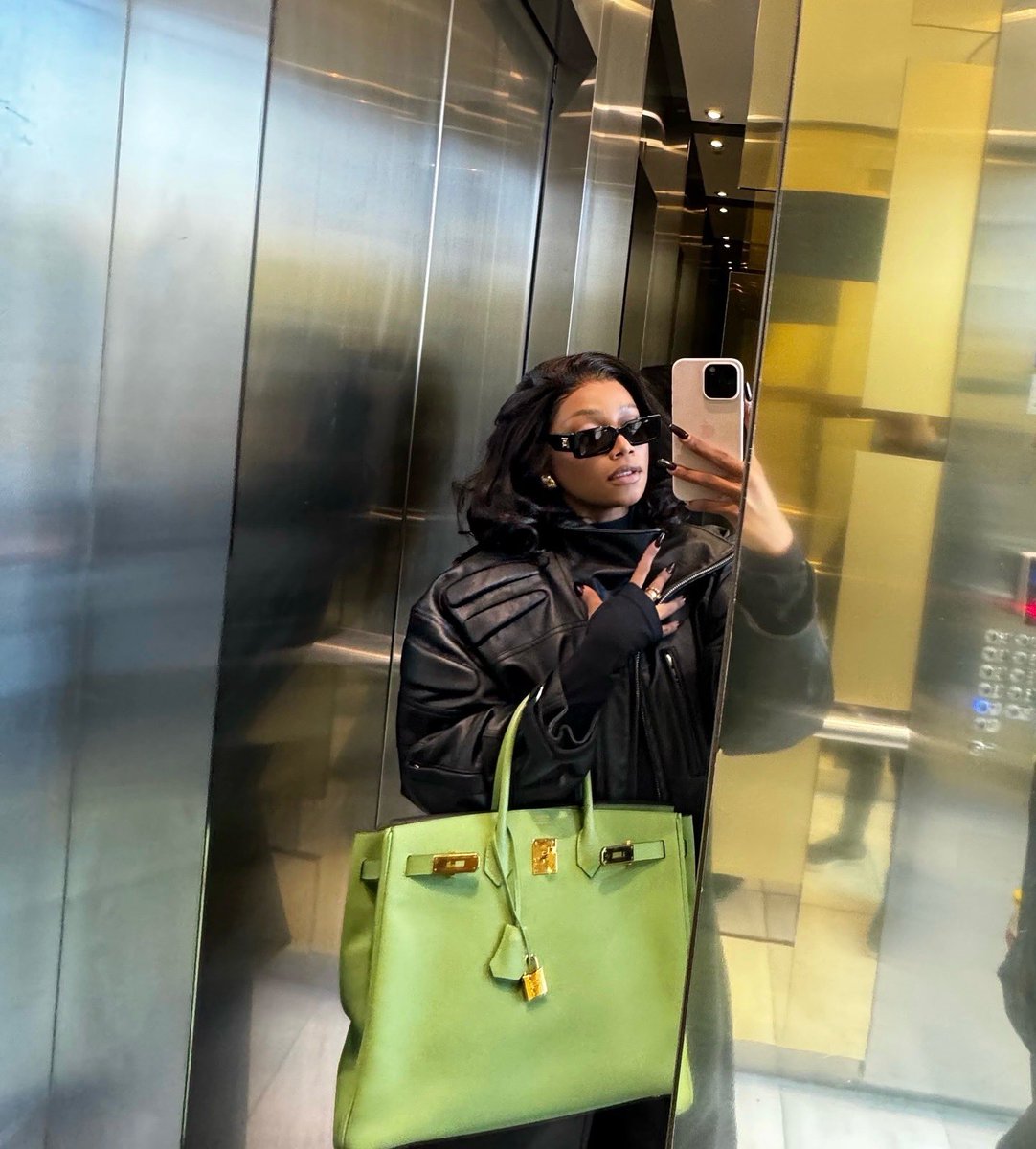 Bonang's tweet photo. 💚👀 https://t.co/HZEvMhbron