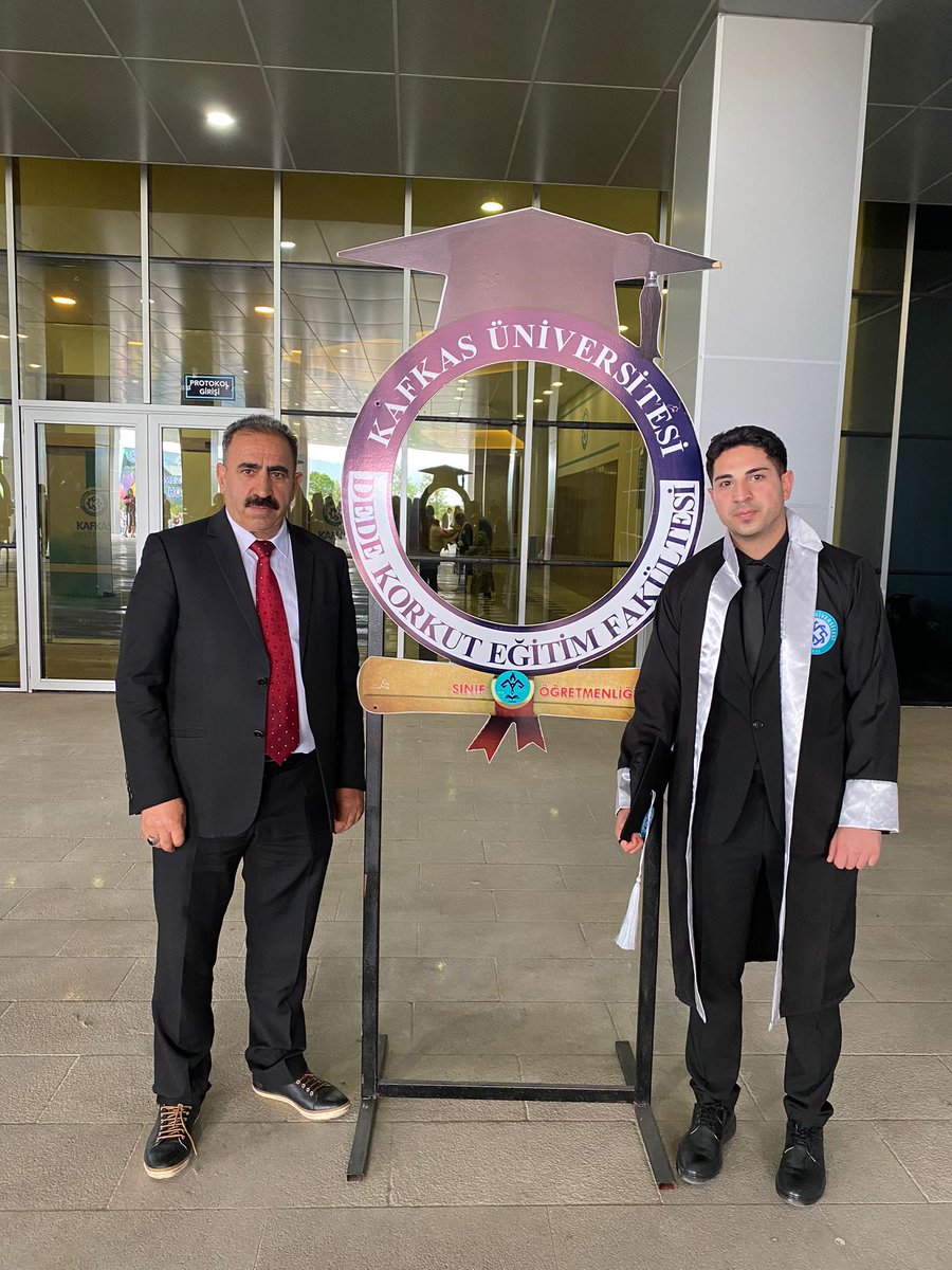 YAKUPEFE_'s tweet photo. Bugün ailece oğlumun mezuniyet törenine katıldık. Zaman su gibi akıp geçiyor da fark edemiyoruz. Daha dün emekleyen oğlum bugün üniversitesiden mezun oldu. 
Hakikat kapısından geçmesi, İnsan-ı Kâmil olması dileğiyle... 

Rabbim vatana millete hayırlı bireylerden eylesin. https://t.co/cSemVlB16u