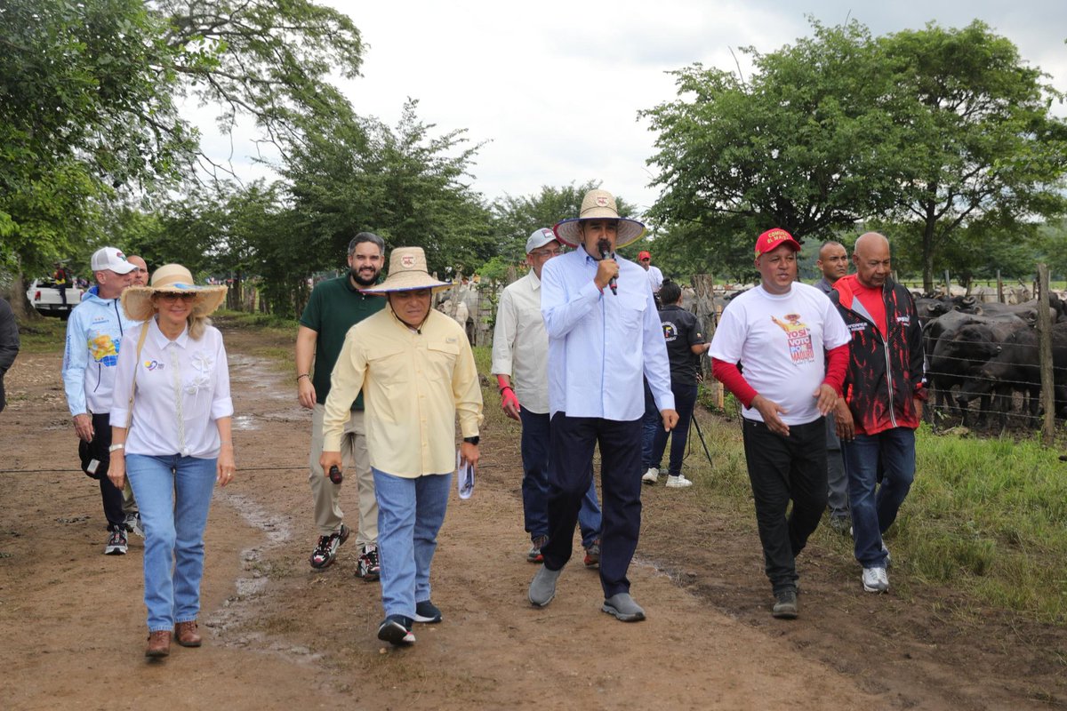 Dsociallara01's tweet photo. #7Jun 🇻🇪 📣En Lara:👇🏻

 Presidente Nicolás Maduro es recibido con amor, lealtad y fraternidad

@Bombero2023 
@pedrobr96924768 
@LasTripass2024 https://t.co/OyMnLMMbw7