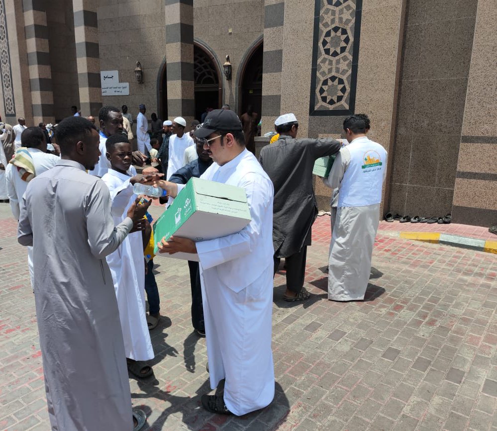 mansorcenter's tweet photo. نظراً لإرتفاع درجات الحرارة في هذه الأيام 
نفذ مركز حي المنصور مبادرة ( سقيا الماء ) والتي تهدف إلى تخفيف الحرارة على المصلين من اهالي الحي وضيوف الرحمن من الحجيج اليوم الجمعة الموافق 1/12/1445  

تقبّل الله منا ومنكم صالح الأعمال ✨🌹 https://t.co/bxHsGlAEcD