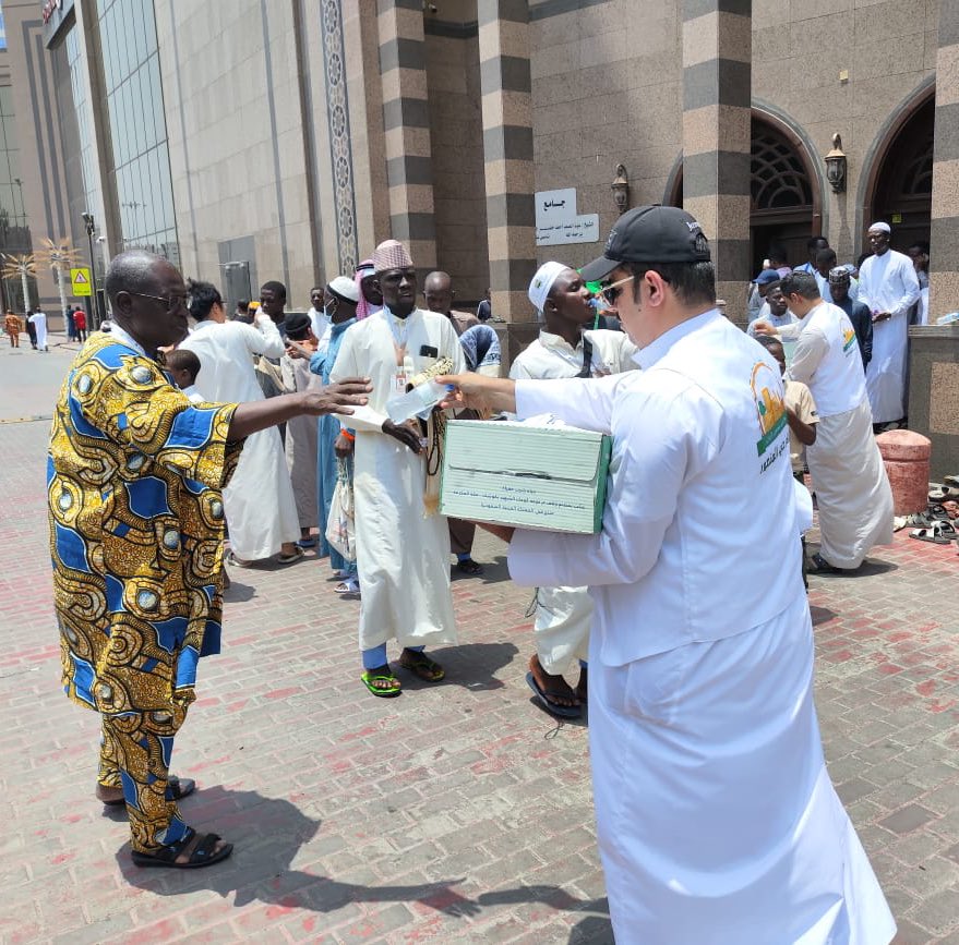 mansorcenter's tweet photo. نظراً لإرتفاع درجات الحرارة في هذه الأيام 
نفذ مركز حي المنصور مبادرة ( سقيا الماء ) والتي تهدف إلى تخفيف الحرارة على المصلين من اهالي الحي وضيوف الرحمن من الحجيج اليوم الجمعة الموافق 1/12/1445  

تقبّل الله منا ومنكم صالح الأعمال ✨🌹 https://t.co/bxHsGlAEcD