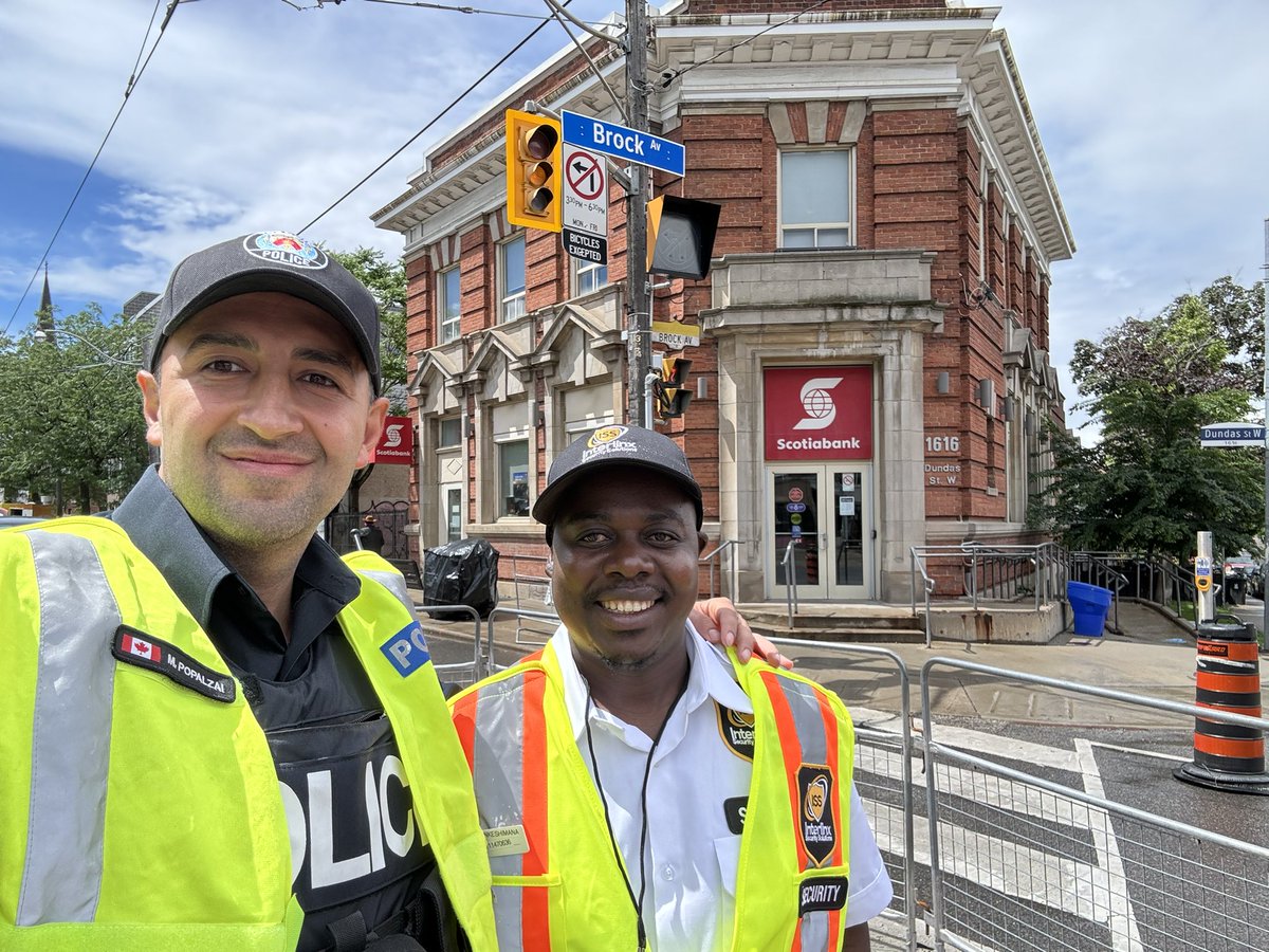 tps_mustafa's tweet photo. Very interesting yet sad conversations with my friend here who is a newcomer to ๐จ๐ฆ from Burundi ๐ง๐ฎ! Unfortunately, he had some bad experiences with Police back home! Hope our interactions today would allow him to see Police here in Canada with a different perspective ๐๐ผ https://t.co/iGrExVES92