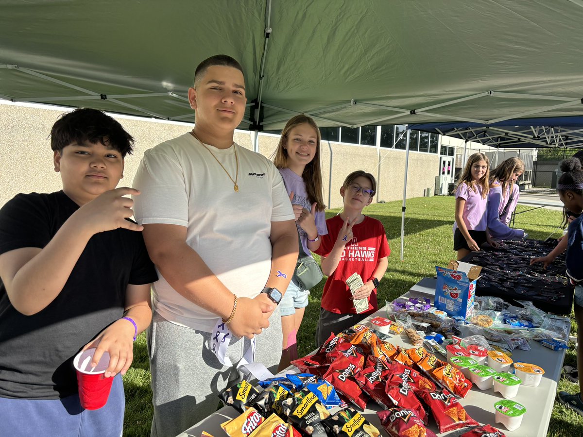 charlestull's tweet photo. What a great Relay for Life event @LarsonMS Ss walked in honor of those affected by Cancer. All 💰raised goes to @AmericanCancer #LarsonSTRONG So proud of our Ss & staff supporting this worthy cause. @troyschools Special thanks to @MrsParkerLMS & @wwilcox2 https://t.co/7ceZmrhxuW