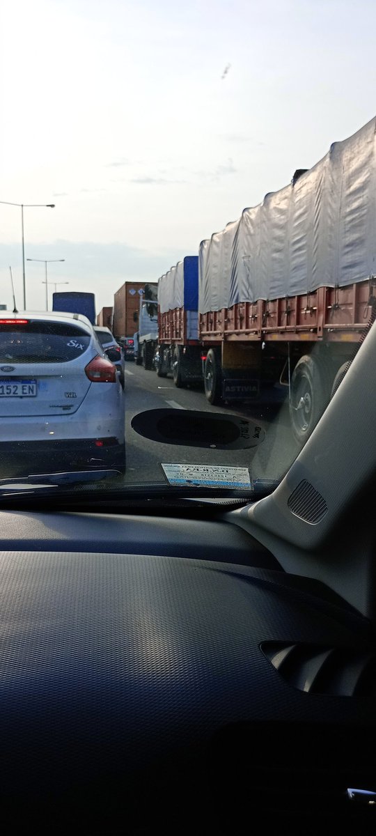 SvartzVirg97798's tweet photo. Naaaaa si los camiones van por la via lenta...
Ya tuvimos que frenar dos veces porque se mandan a la rápida sin ni siquiera pedir permiso #Maschwitz
#Harmoso #PaloEnPana
@lapanaweb https://t.co/oQVwW14OQP
