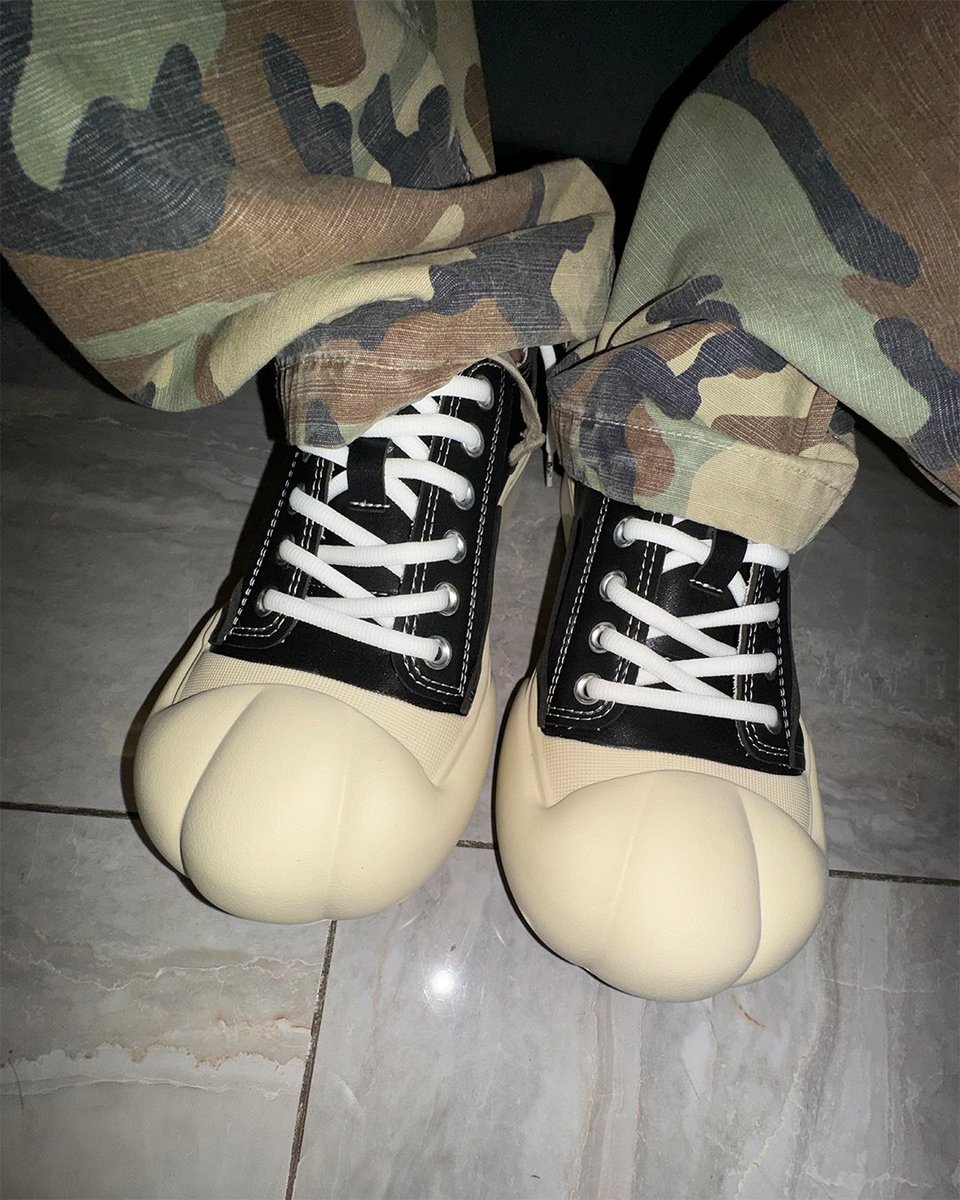 StreetFashion01's tweet photo. “Bugs Bunny” Shoes by BB IMP (2024) https://t.co/KOua0fFgPd