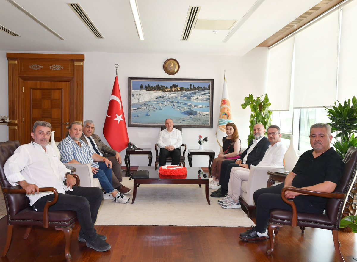 DenizliValiligi's tweet photo. Valimiz Ömer Faruk Coşkun, Gold Wing Kulüp Türkiye Başkanı Şenan Kerçin ile yönetim kurulu üyelerini ve Denizli Ticaret Odası Başkan Yardımcısı Melek Sözkesen Kartay’ı Valilik Makamı’nda kabul etti https://t.co/vOoa0SS9qP